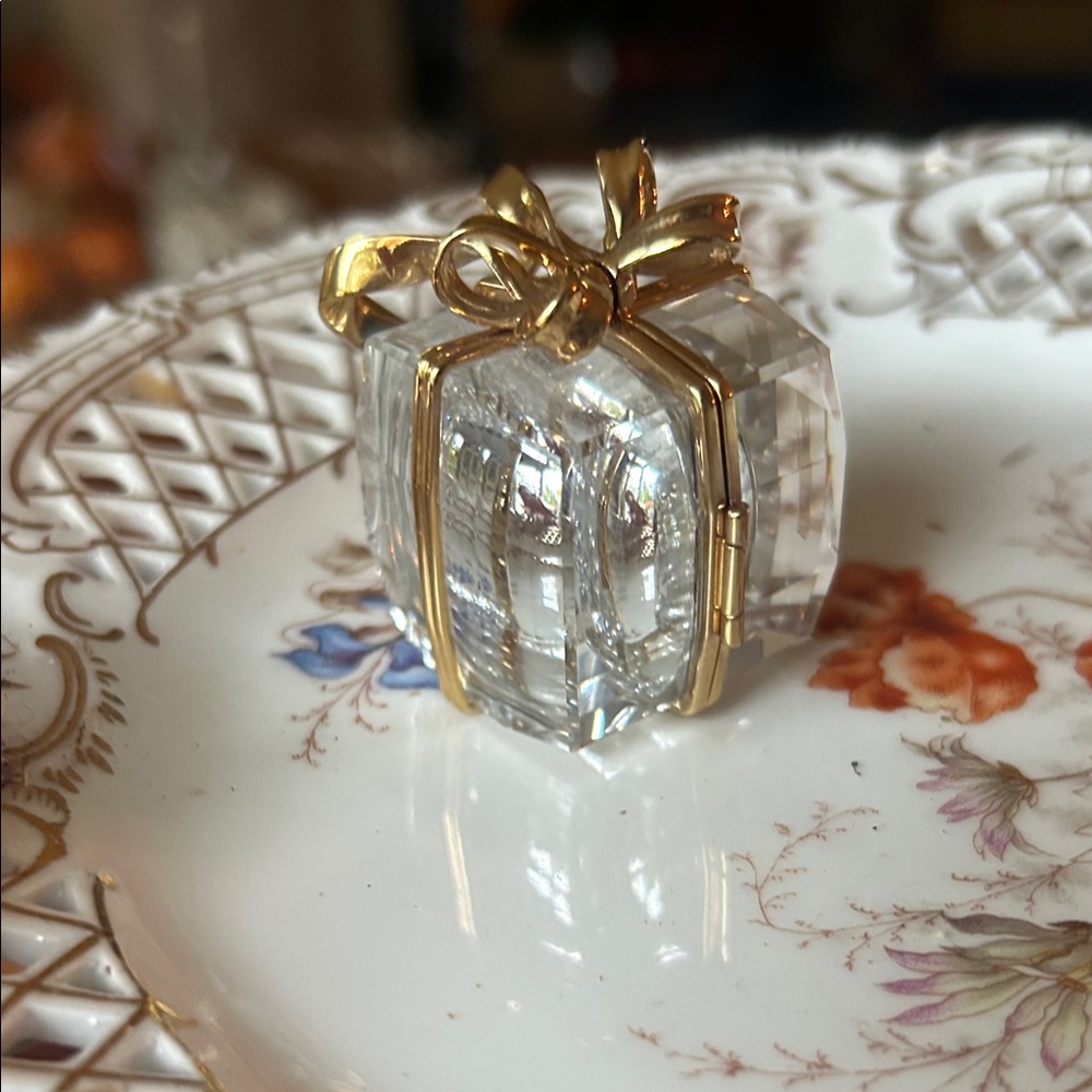 Swarovski Elegant Gold and Clear Crystal Gift Box clock